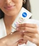 Produktbillede 5 af 6, NIVEA Luminous Håndserum
