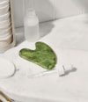 Tuotekuva 3/3, flaconi Collection Jade Gua Sha Kasvorulla
