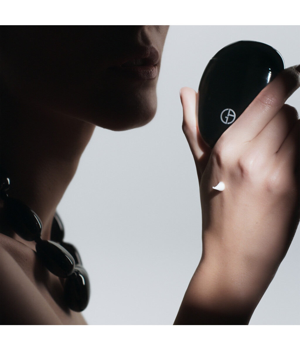 Крем для рук Giorgio Armani Crema Nera Hand Cream, с пептидами и биотином, 50 мл — фото 3
