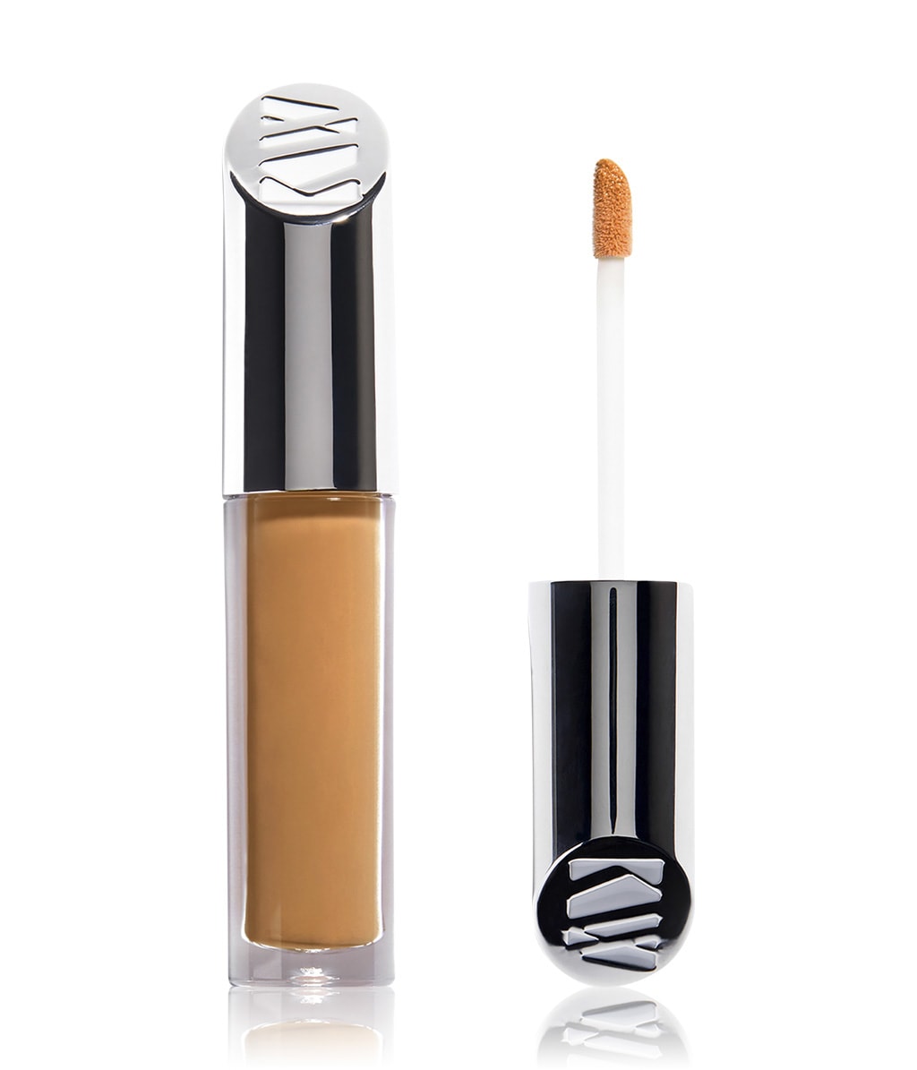 Консилер Kjaer Weis The Invisible Touch высокое покрытие, оттенок M240 - Medium Dark Golden Undertone
