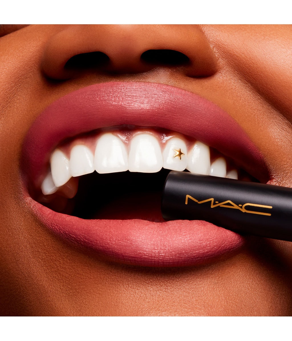 Помада MAC Powder Kiss Velvet Blur Slim Stick, матовая, стойкая, оттенок Peppery Pink, 2 г — фото 5